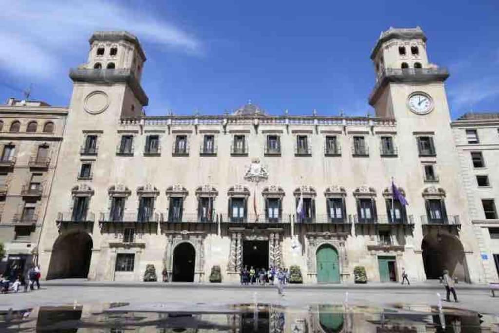 Charming & Spacious Apartment In Historic Centre & Short Walk To Beach Alicante Eksteriør bilde